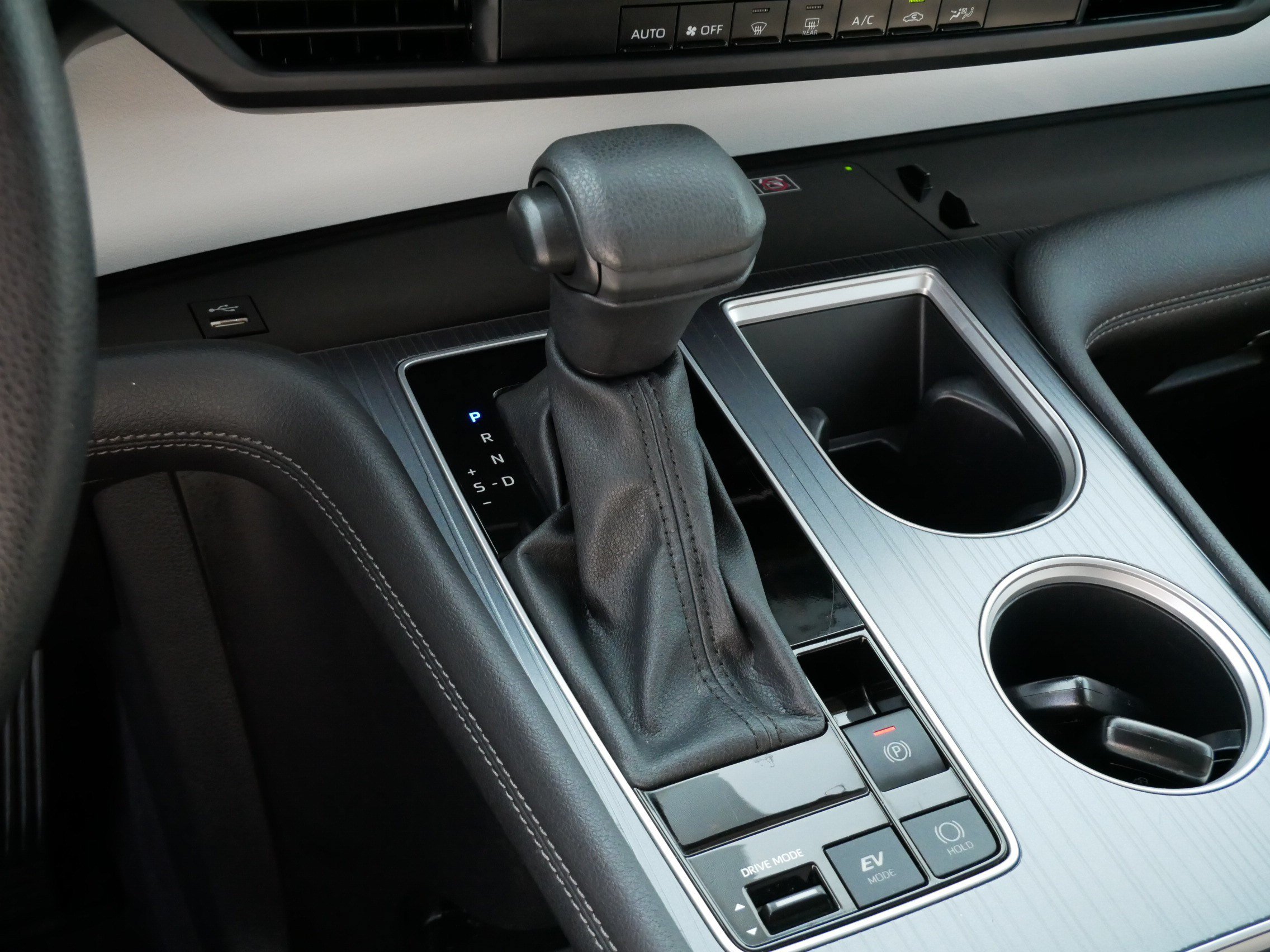 Certified 2025 Toyota Sienna LE FWD image 24