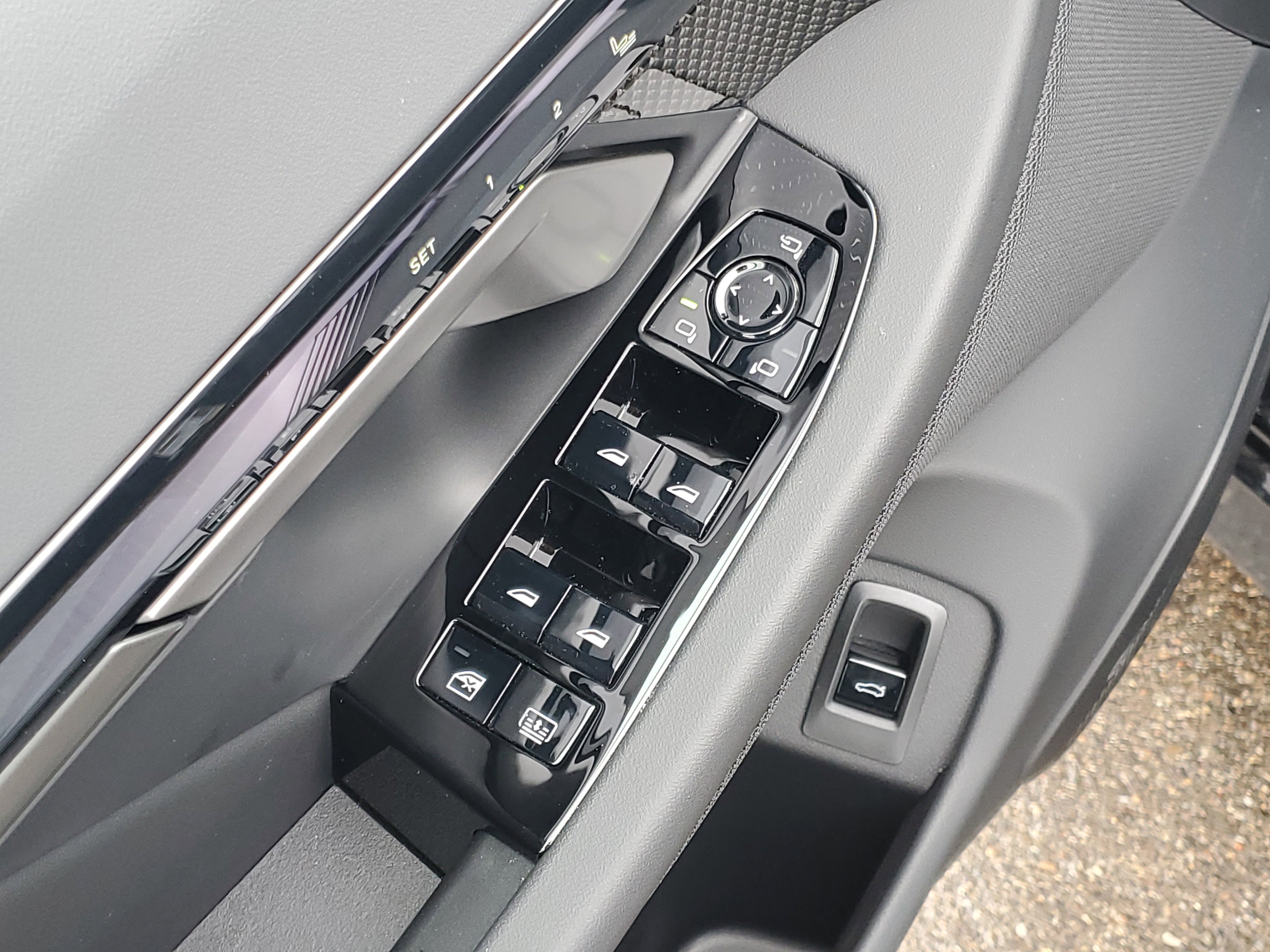 New 2026 BMW 550e xDrive w/ Executive Package image 6