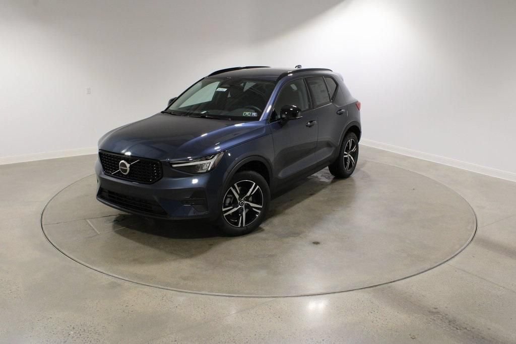 Used 2026 Volvo XC40 B5 Core w/ Climate Package AWD/4WD image 1