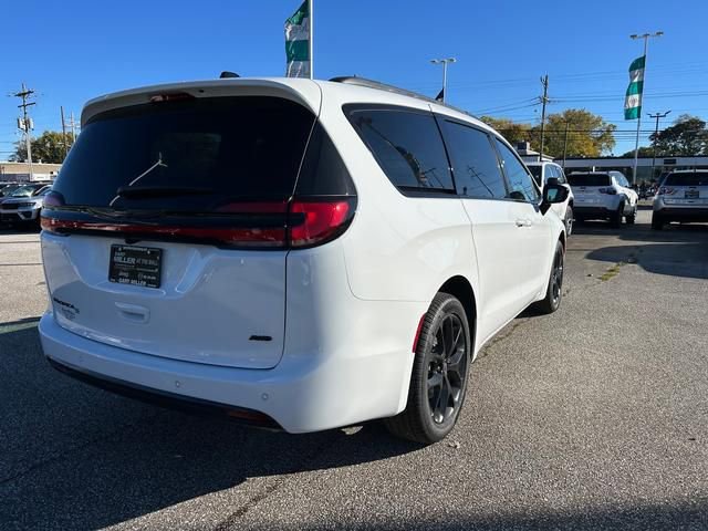 New 2026 Chrysler Pacifica Select image 3