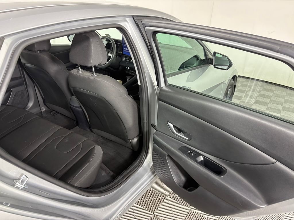 Used 2021 Hyundai Elantra SEL image 31