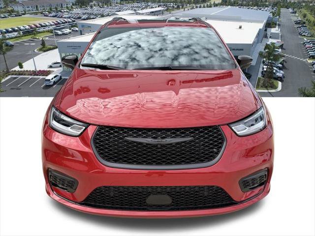 Certified 2025 Chrysler Pacifica Limited image 10