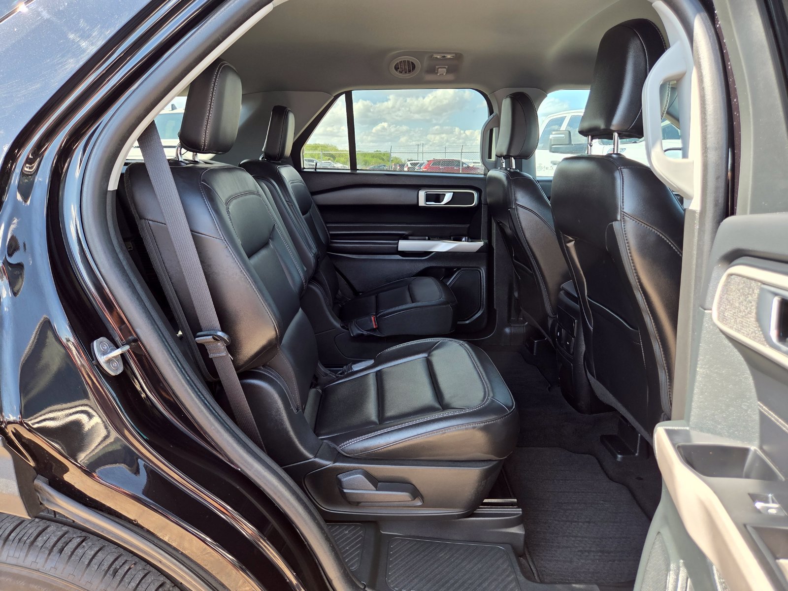 Used 2023 Ford Explorer XLT w/ Equipment Group 202A RWD image 16