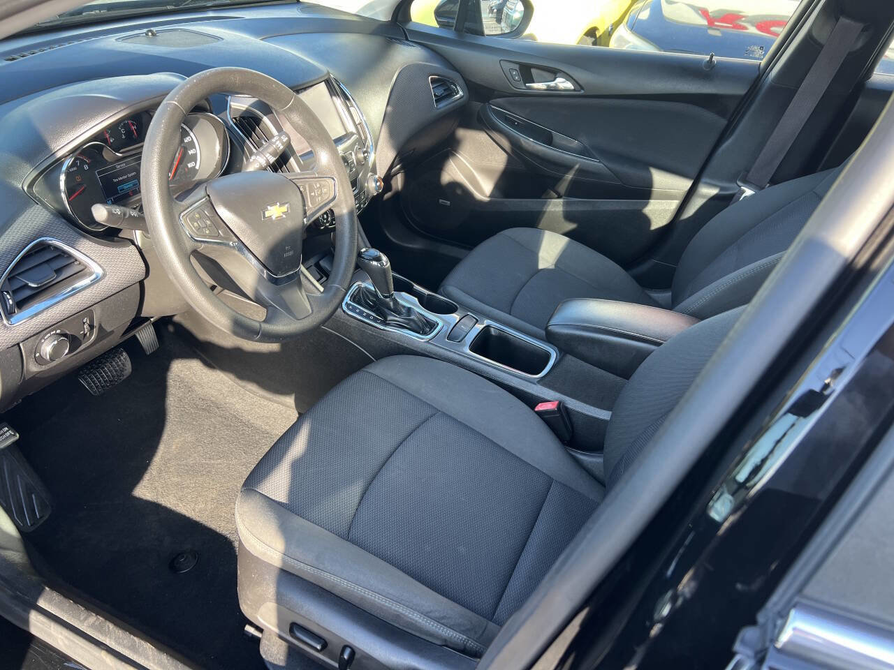 Used 2017 Chevrolet Cruze LT w/ Sun And Sound Package FWD image 7
