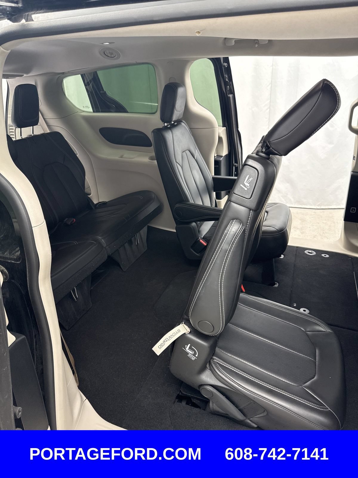 Used 2023 Chrysler Pacifica Touring-L FWD image 33