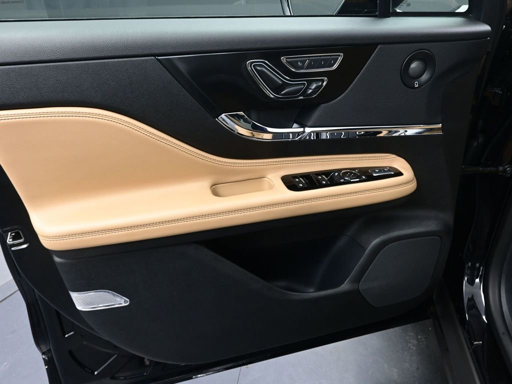 Used 2023 Lincoln Corsair Reserve w/ Equipment Group 202A image 11