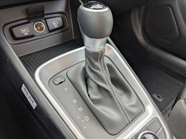 Used 2025 Hyundai Venue SEL FWD image 16