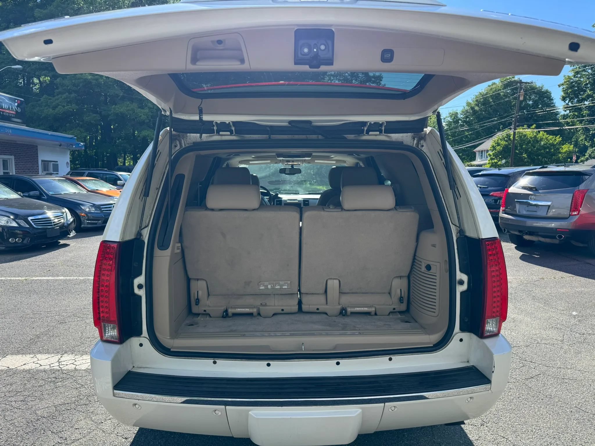 Used 2011 Cadillac Escalade Luxury AWD/4WD image 11