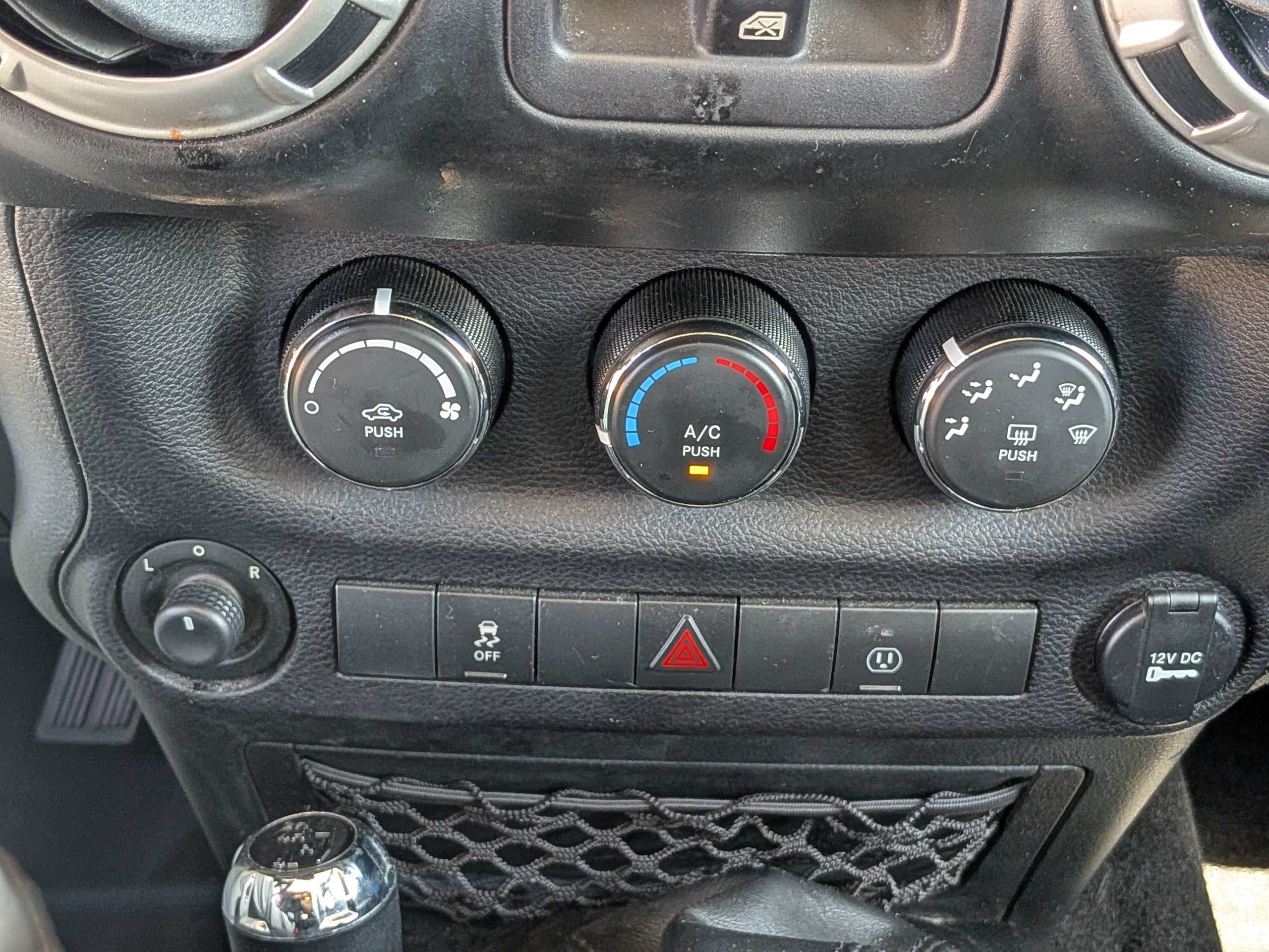 Used 2017 Jeep Wrangler Unlimited Sahara w/ Connectivity Group AWD/4WD image 21