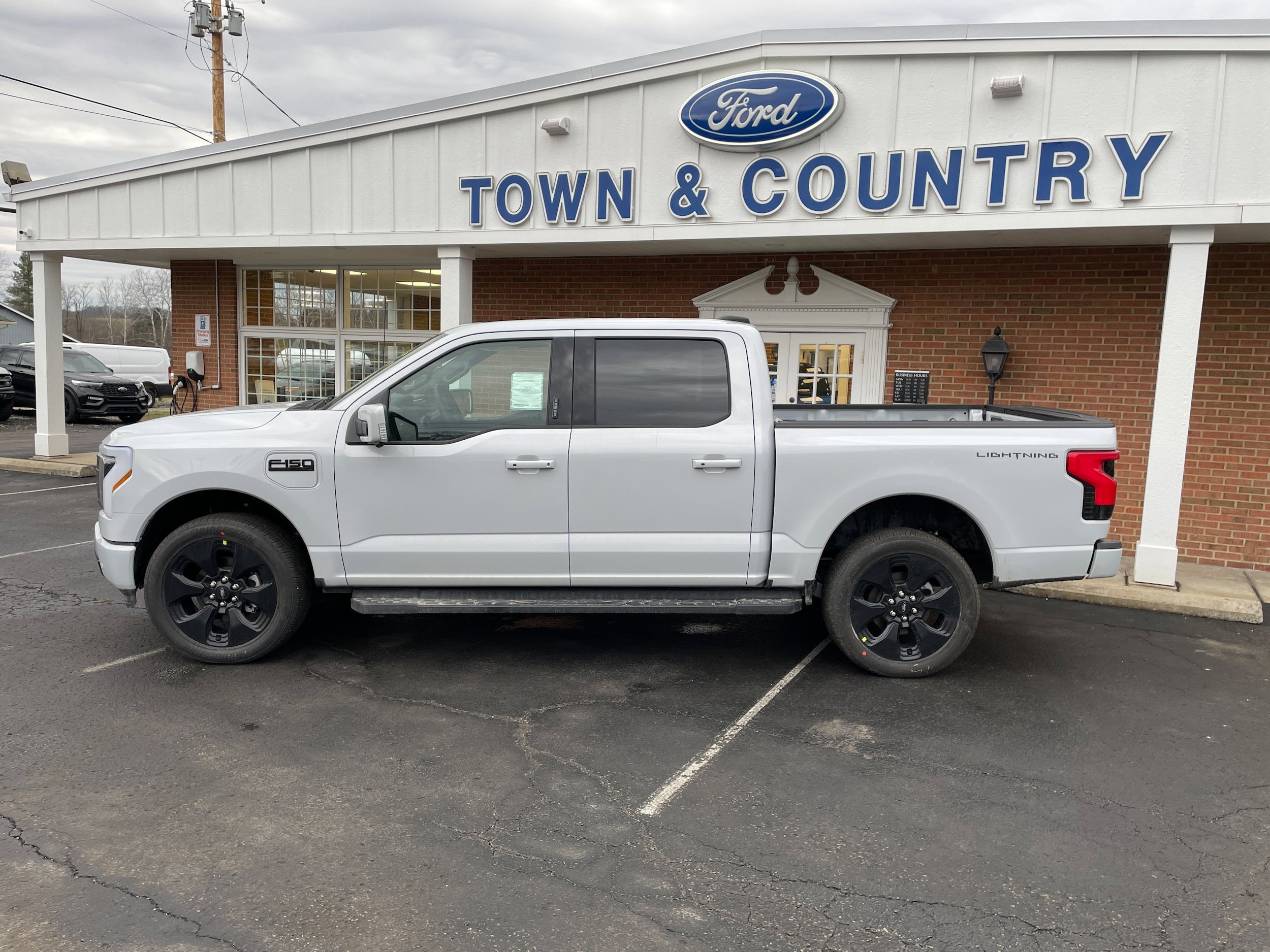 New 2025 Ford F150 Lightning Platinum w/ Dark Elements Package AWD/4WD image 8