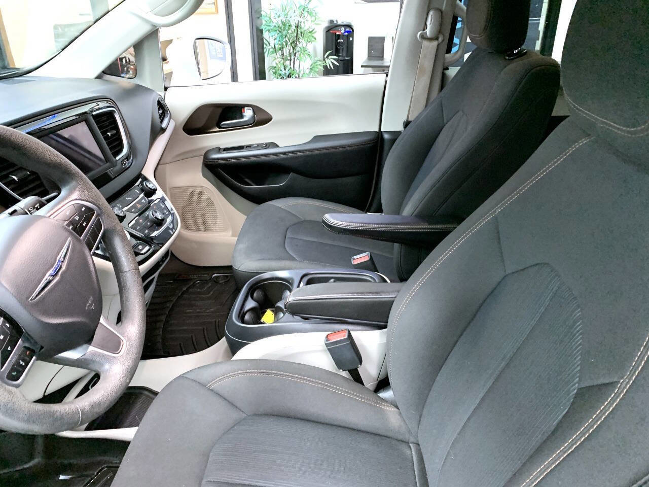 Used 2018 Chrysler Pacifica Touring Plus image 10