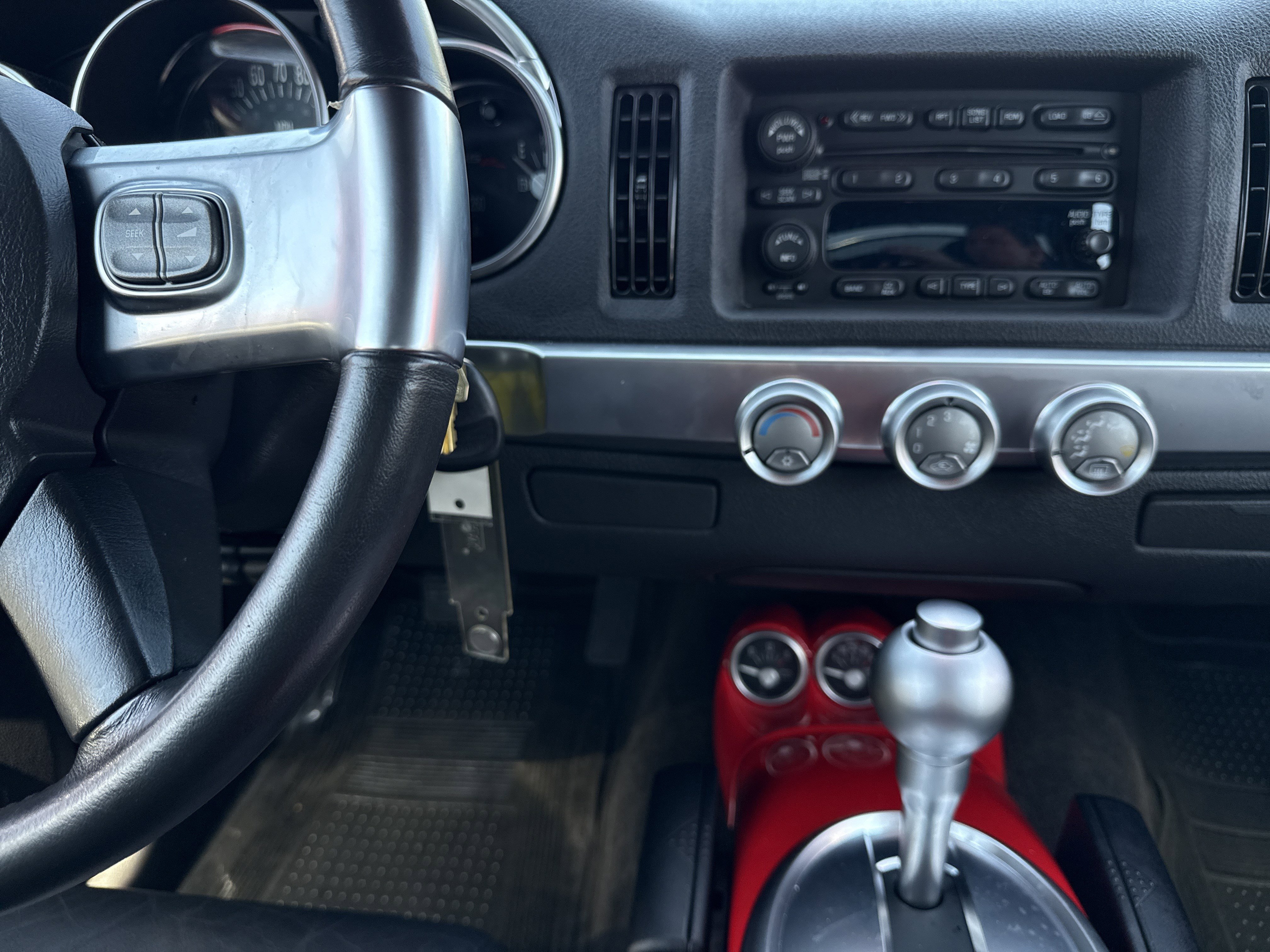 Used 2005 Chevrolet SSR w/ Preferred Equipment Group RWD image 11