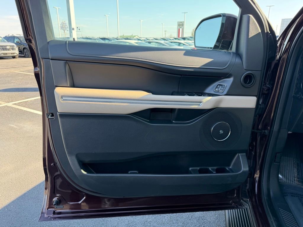 Used 2024 Ford Expedition Limited image 13