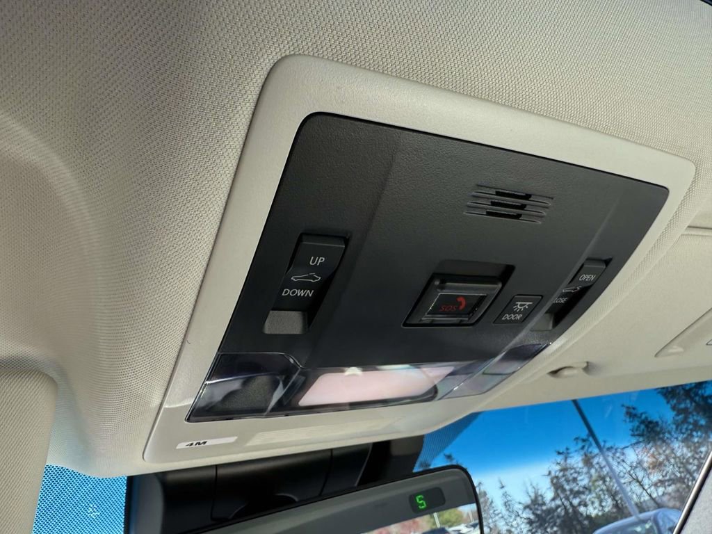 Used 2025 Lexus ES 300h w/ Premium Package image 25