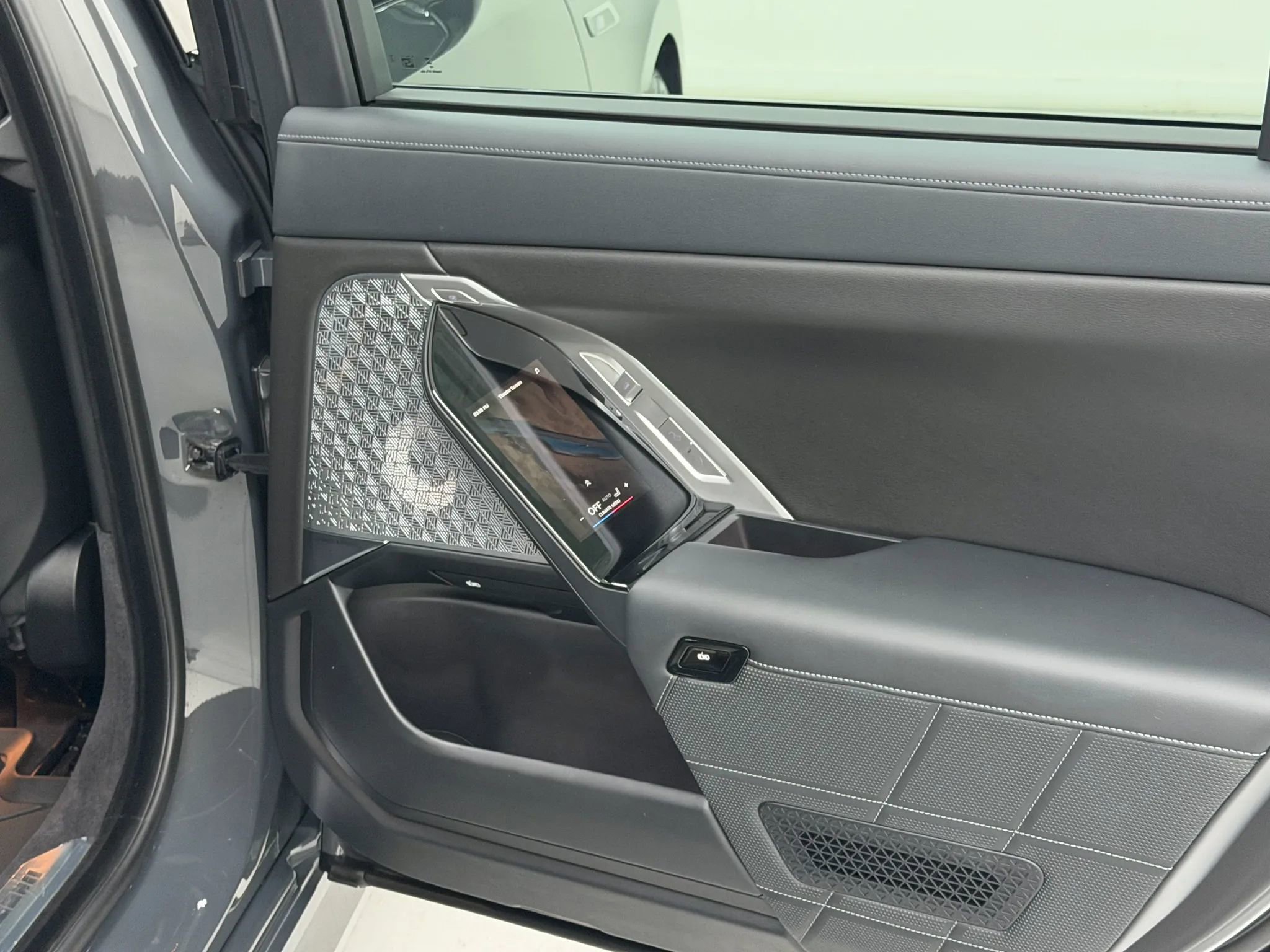 Used 2024 BMW 760i xDrive AWD/4WD image 21