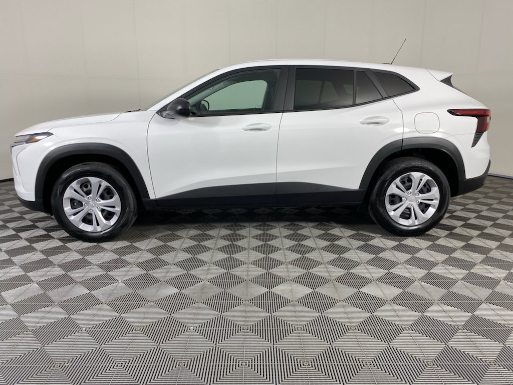 Used 2026 Chevrolet Trax LS FWD image 4