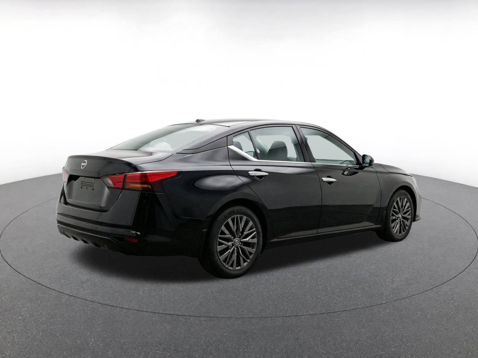 Used 2025 Nissan Altima 2.5 SV FWD image 9