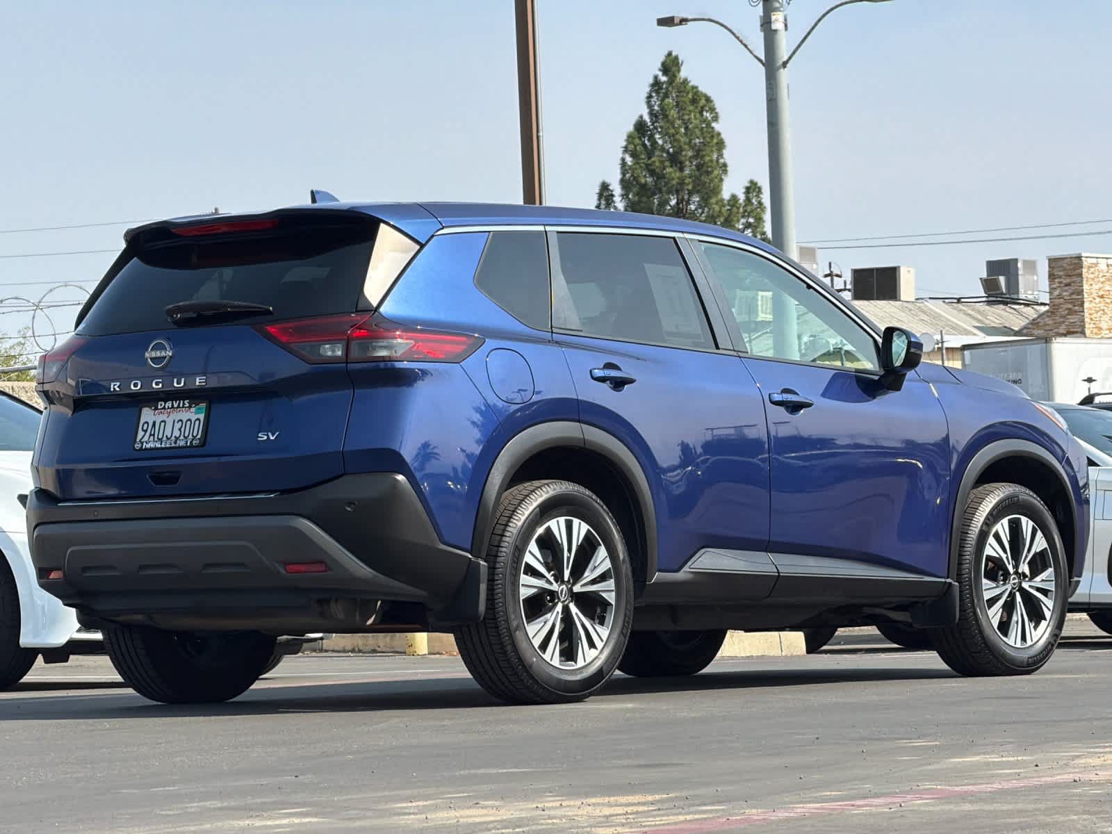 Used 2022 Nissan Rogue SV FWD image 2