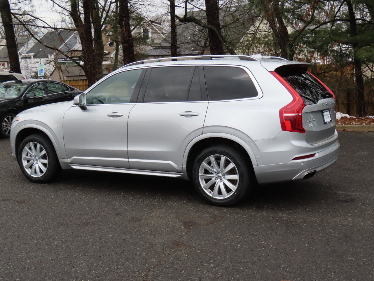 Used 2018 Volvo XC90 T6 Momentum w/ Convenience Package image 3
