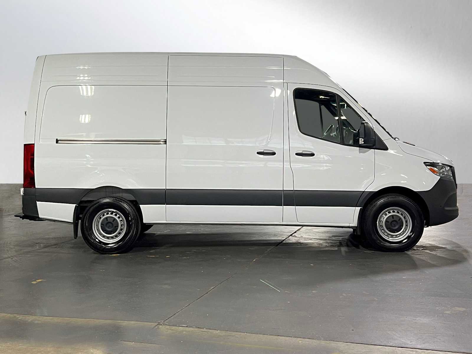 Used 2025 Mercedes-Benz Sprinter 2500 image 2