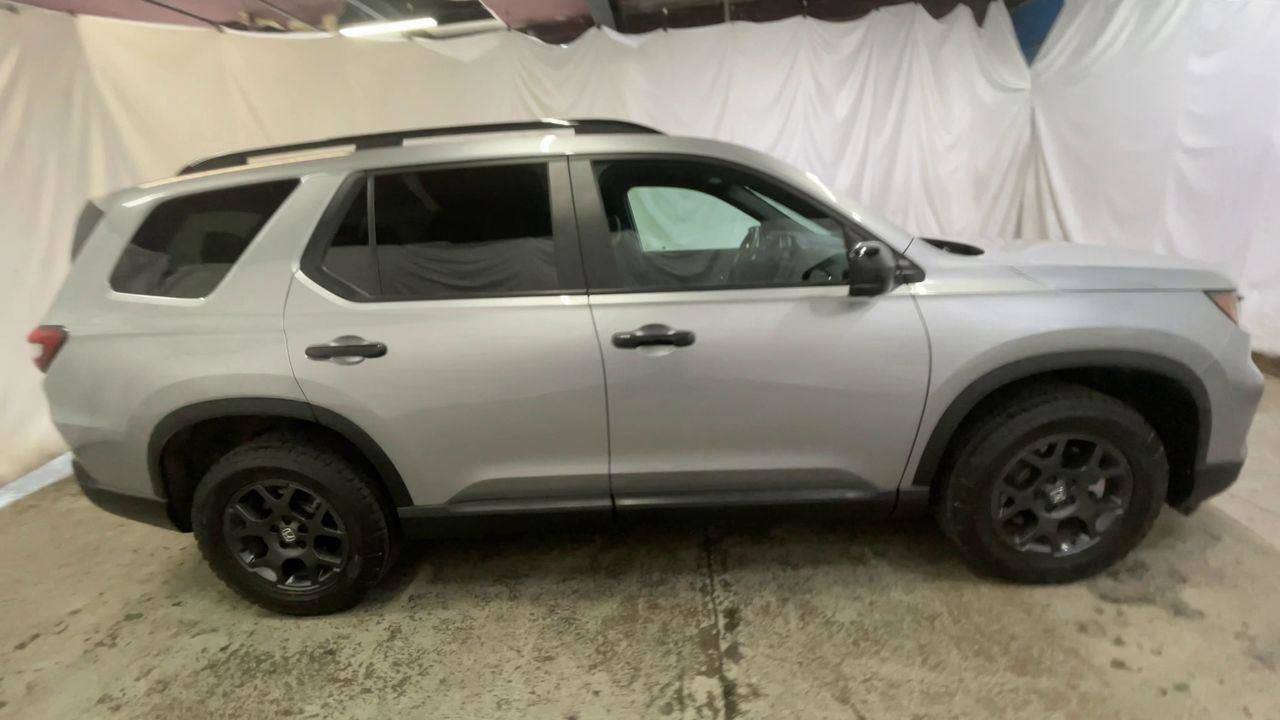 Certified 2025 Honda Pilot TrailSport image 9