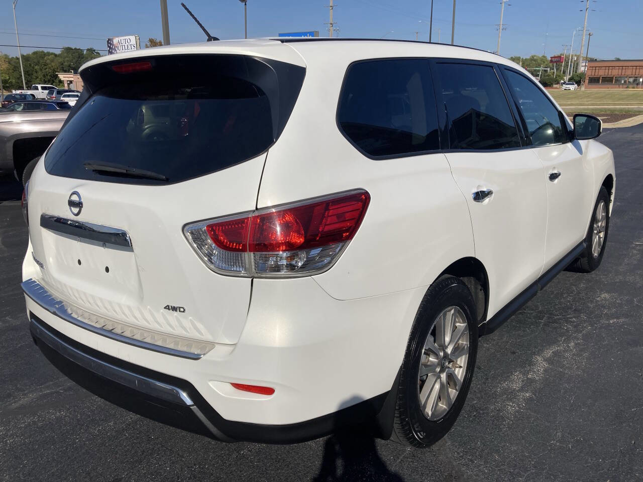 Used 2014 Nissan Pathfinder S image 4