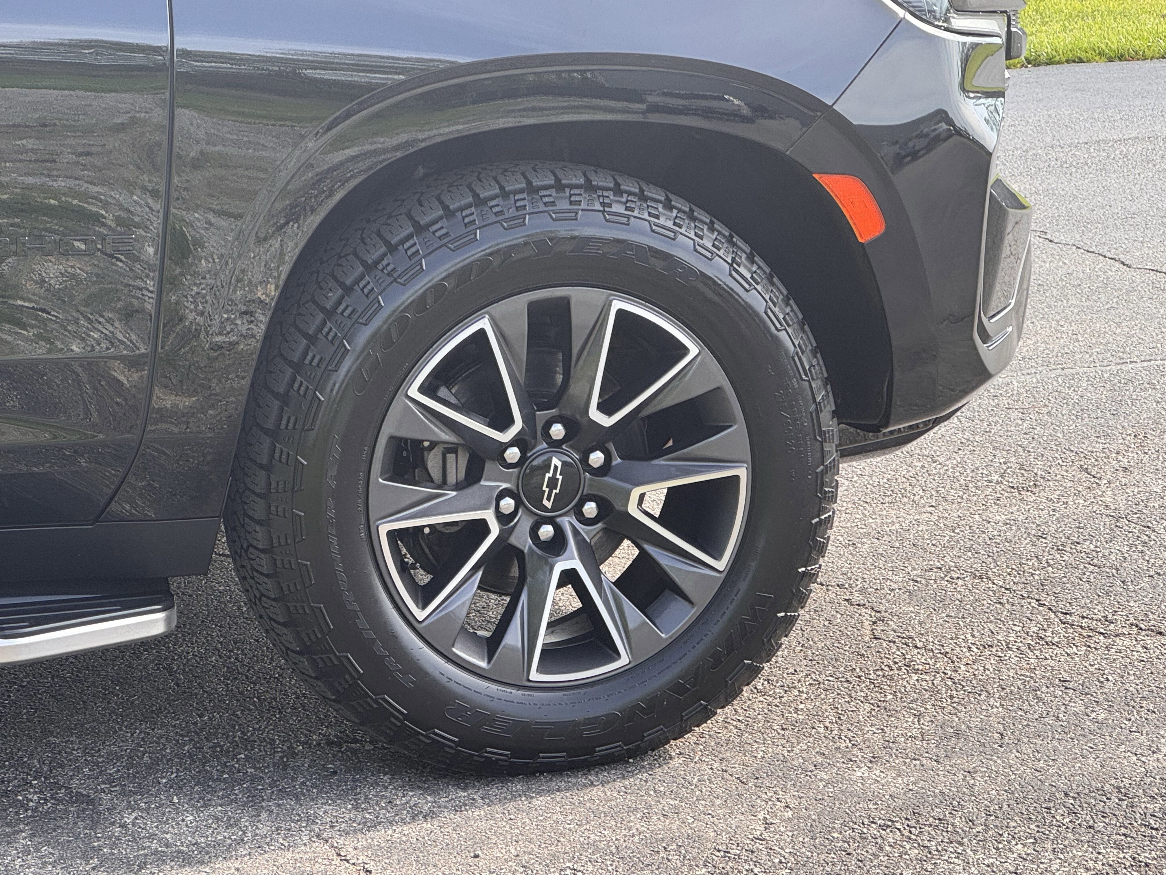 Used 2021 Chevrolet Tahoe Z71 w/ Z71 Off-Road Package AWD/4WD image 29