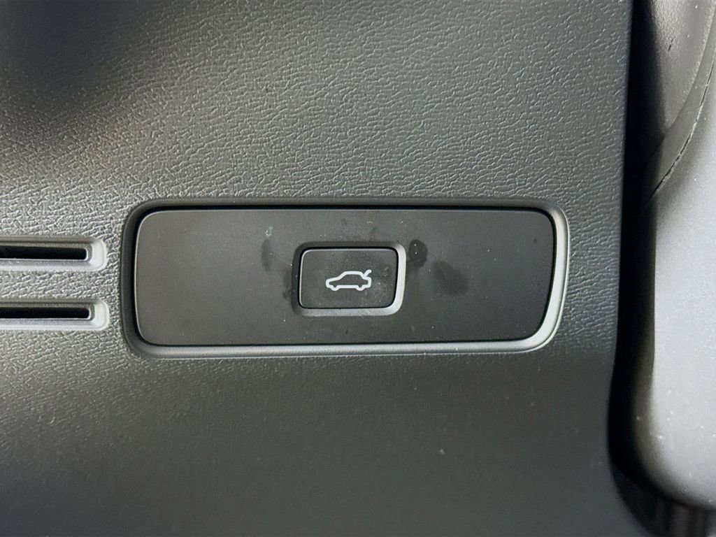 Used 2023 Volvo C40 Recharge Core image 10