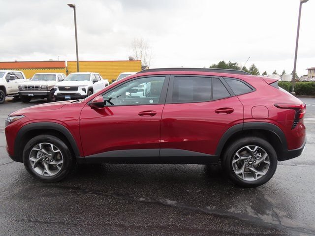 Used 2025 Chevrolet Trax LT w/ Driver Confidence Package FWD image 4