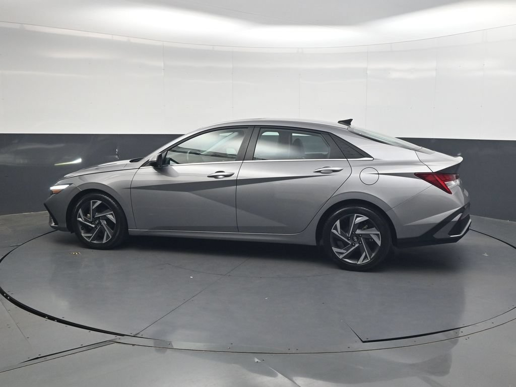 Used 2025 Hyundai Elantra Limited FWD image 7