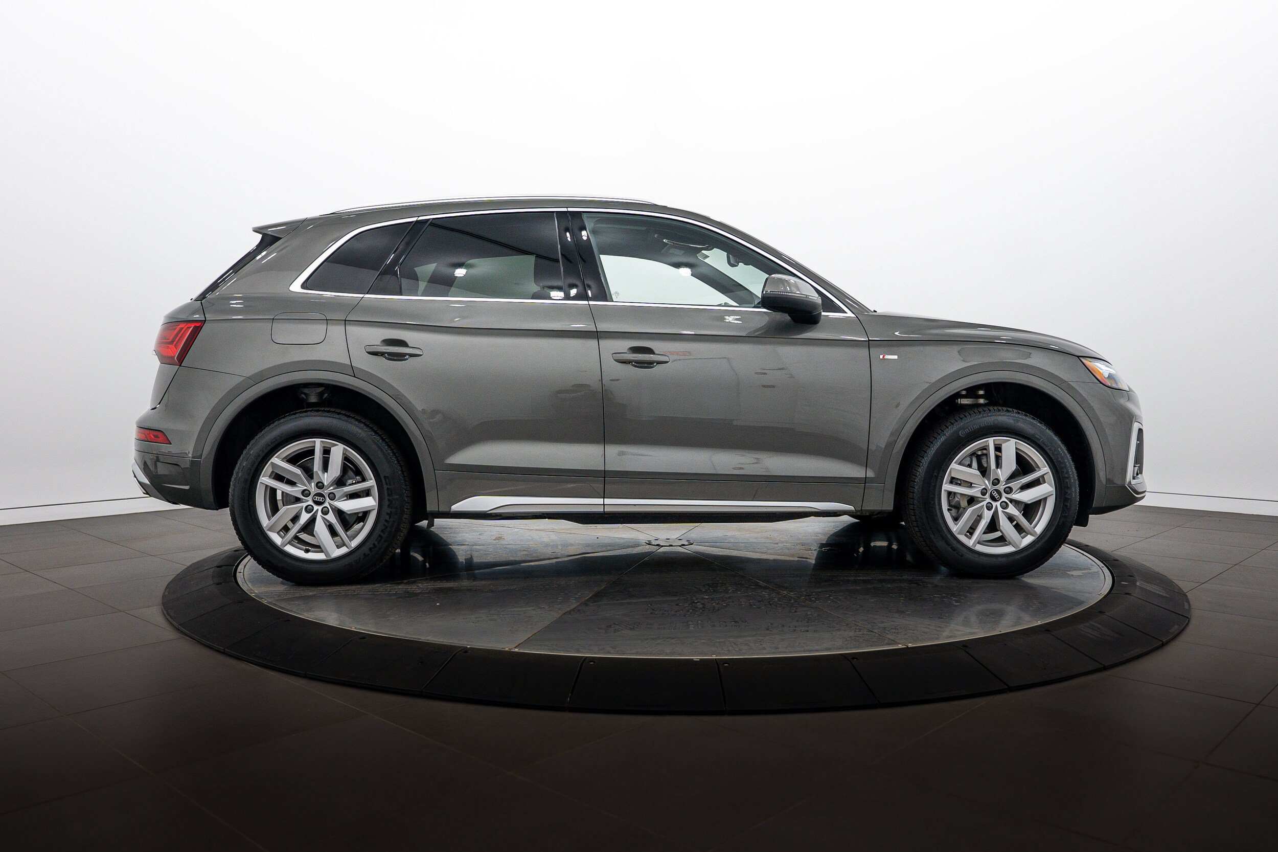 Certified 2023 Audi Q5 2.0T Premium w/ Convenience Package AWD/4WD image 3