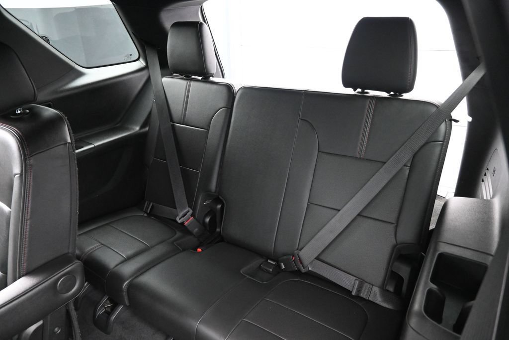 Used 2022 Chevrolet Traverse RS FWD image 16