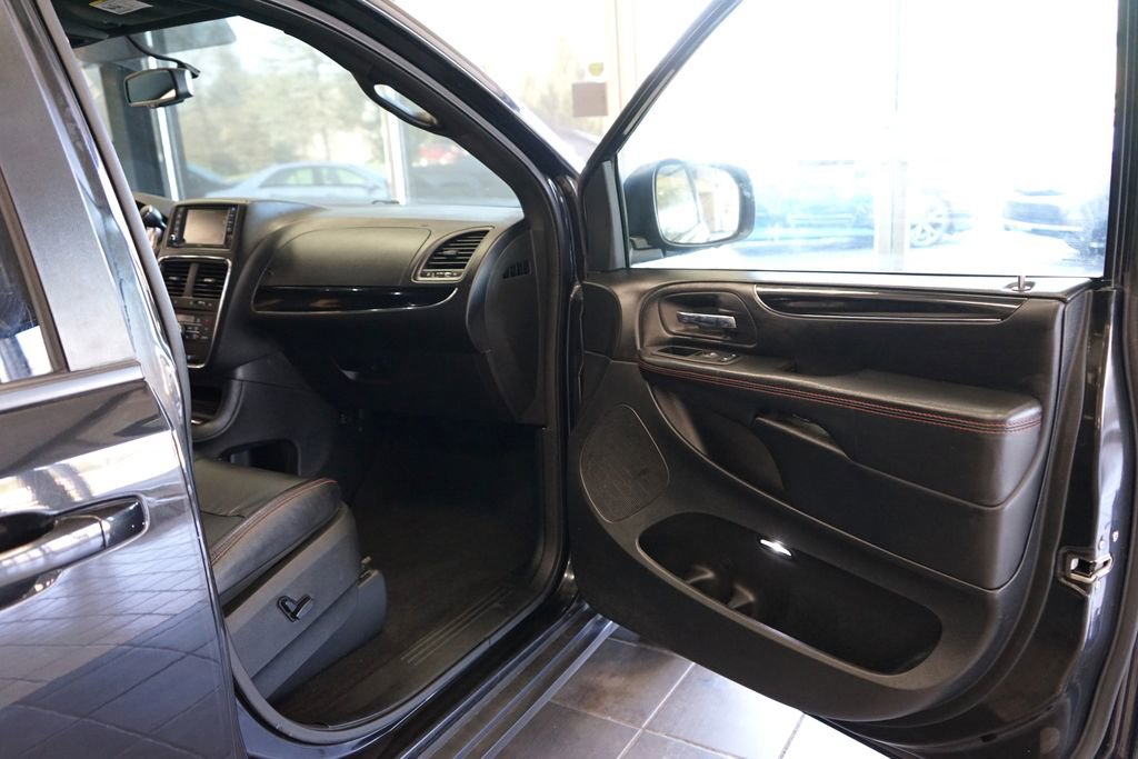 Used 2018 Dodge Grand Caravan GT image 38