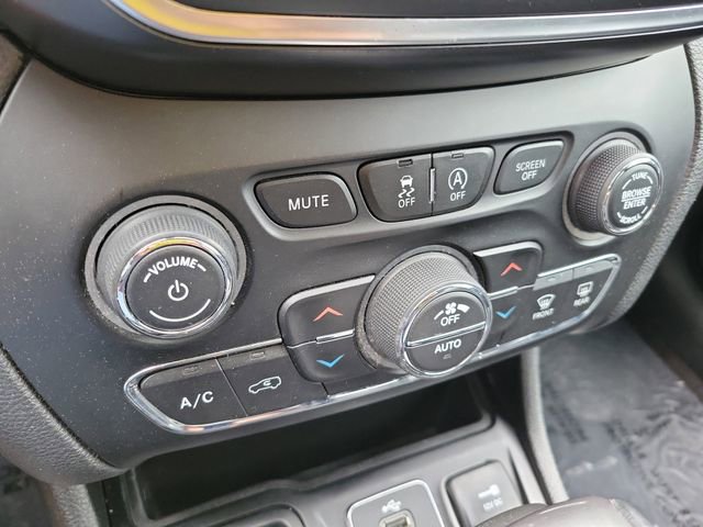 Used 2019 Jeep Cherokee Latitude Plus w/ Comfort/Convenience Group image 27