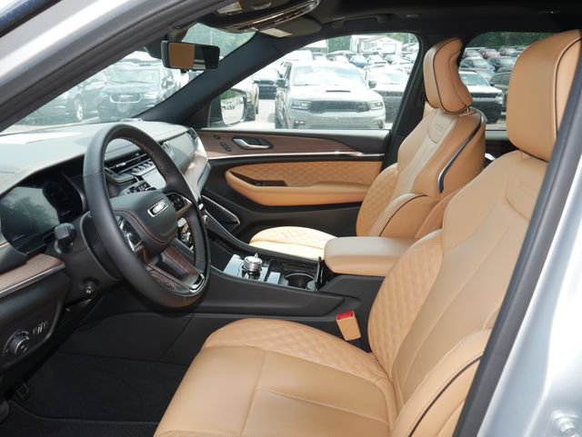 Used 2025 Jeep Grand Cherokee L Summit w/ Advanced Protech Group IV AWD/4WD image 2