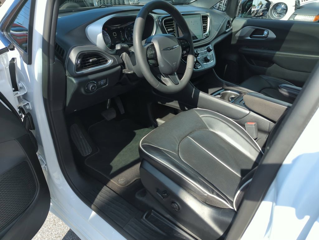 Used 2025 Chrysler Pacifica Limited image 9