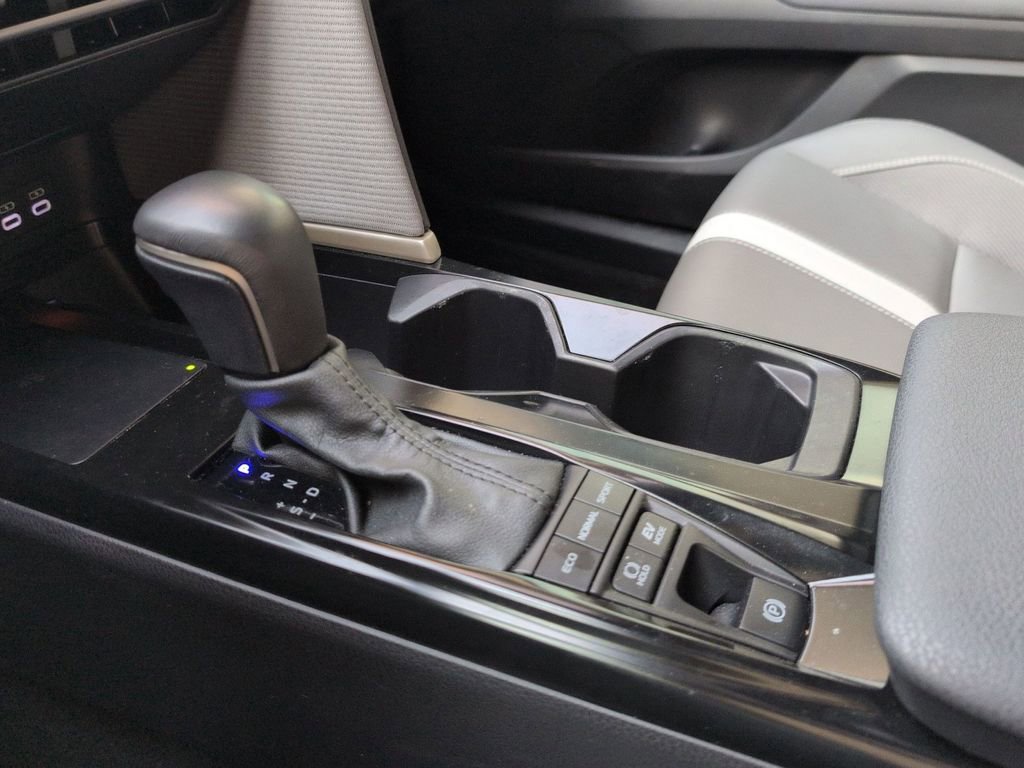 Used 2025 Toyota Camry SE image 30