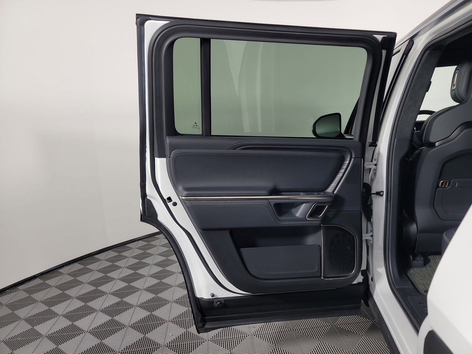 Used 2024 Rivian R1S Adventure AWD/4WD image 17