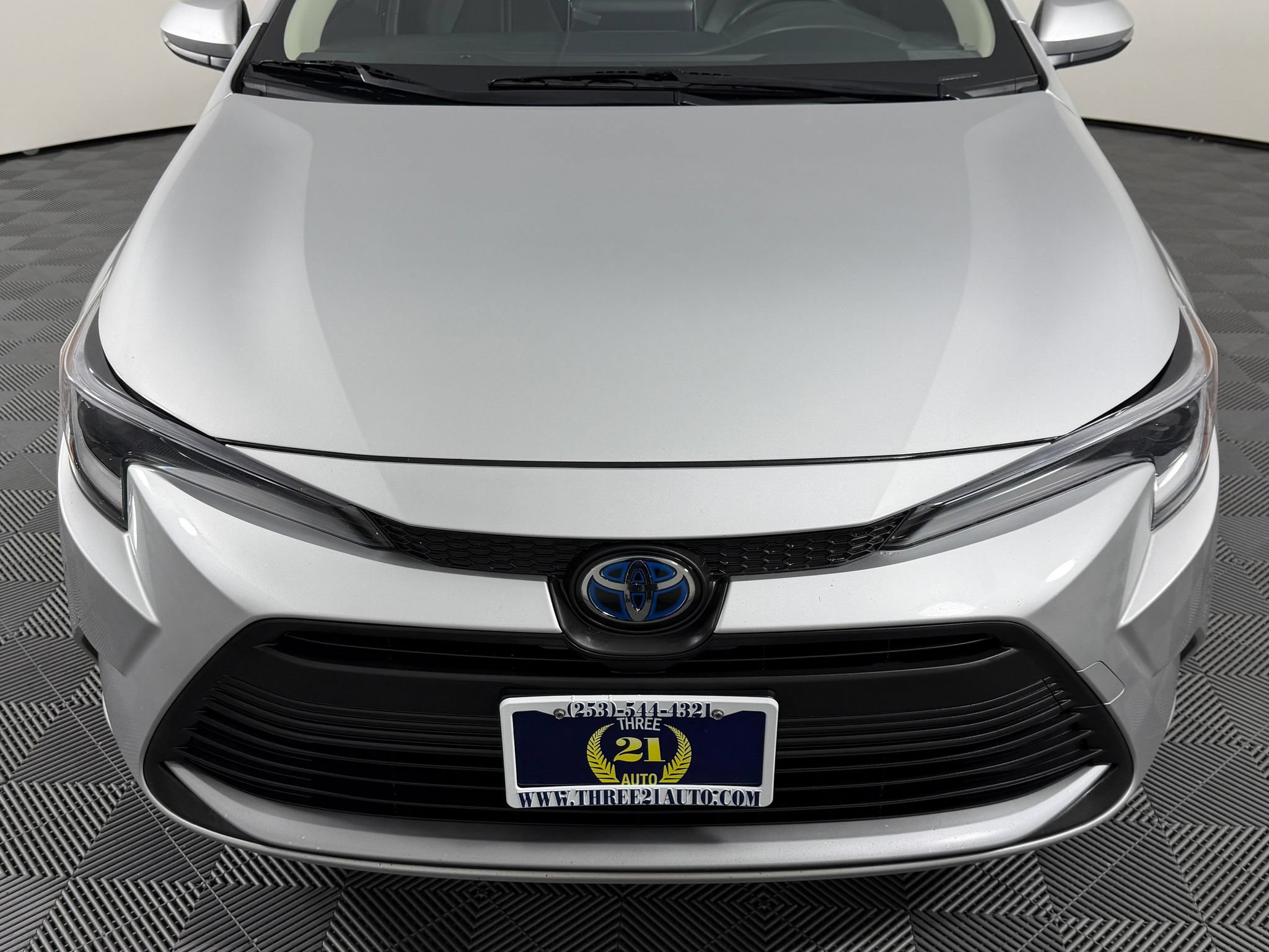 Used 2024 Toyota Corolla XLE FWD image 3