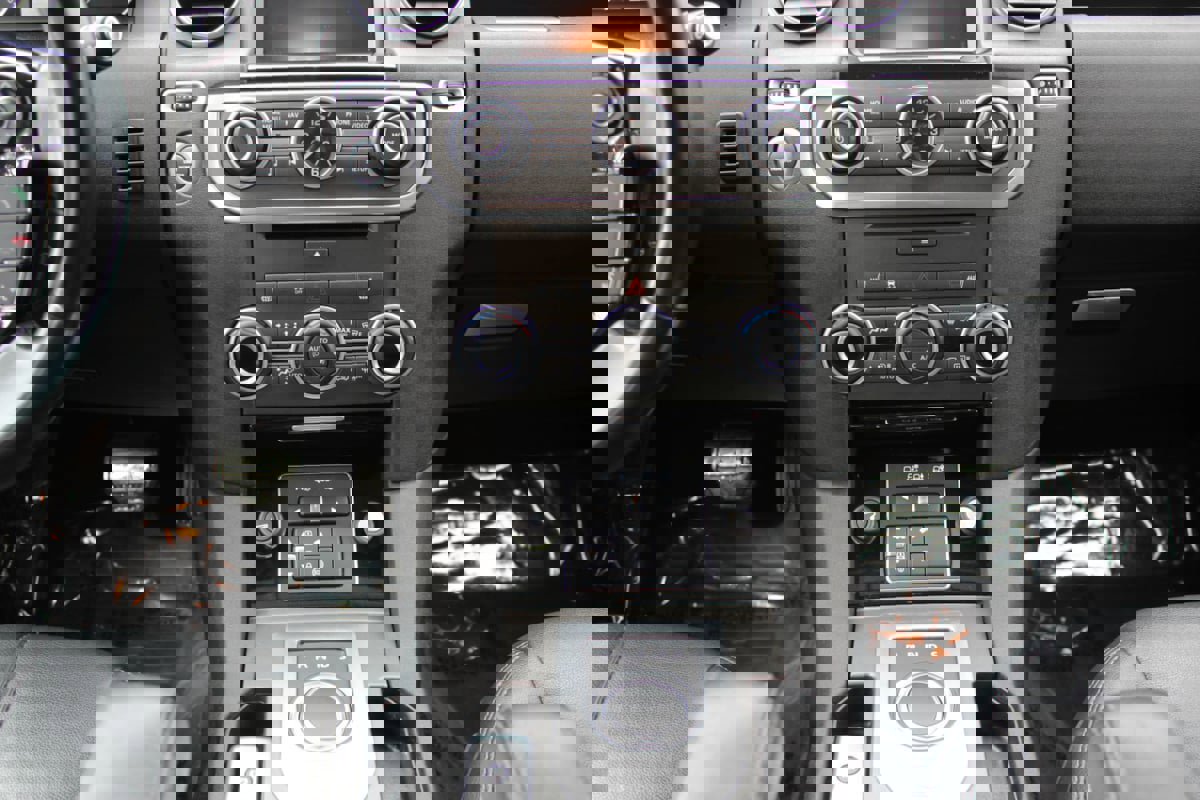 Used 2015 Land Rover LR4 image 17