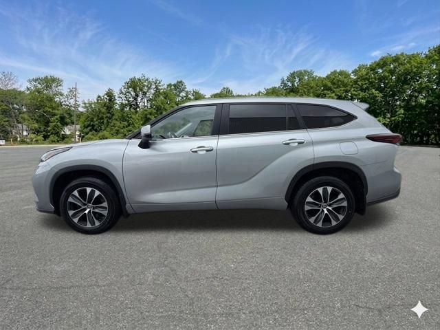 Used 2025 Toyota Highlander XLE AWD/4WD image 5