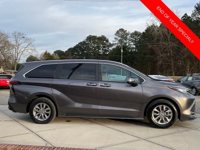 Used 2022 Toyota Sienna XLE image 8