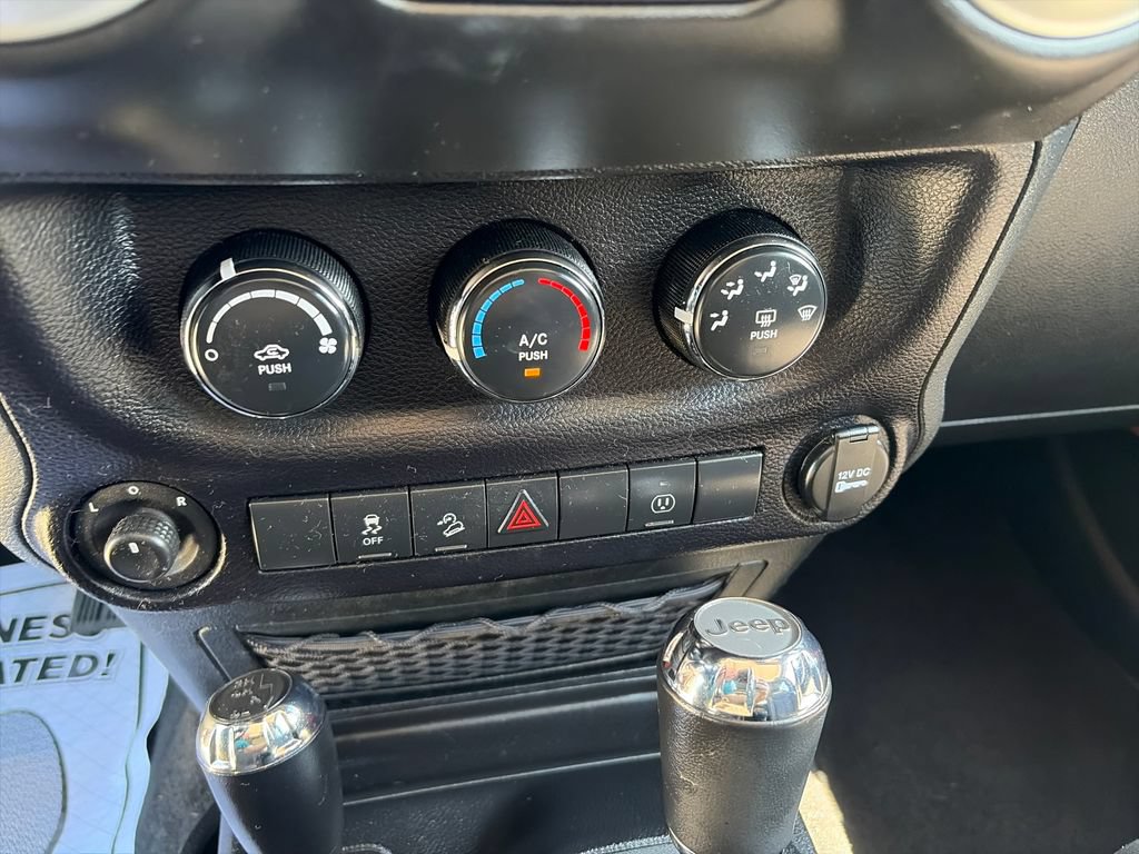 Used 2015 Jeep Wrangler Unlimited Sahara w/ Connectivity Group AWD/4WD image 22