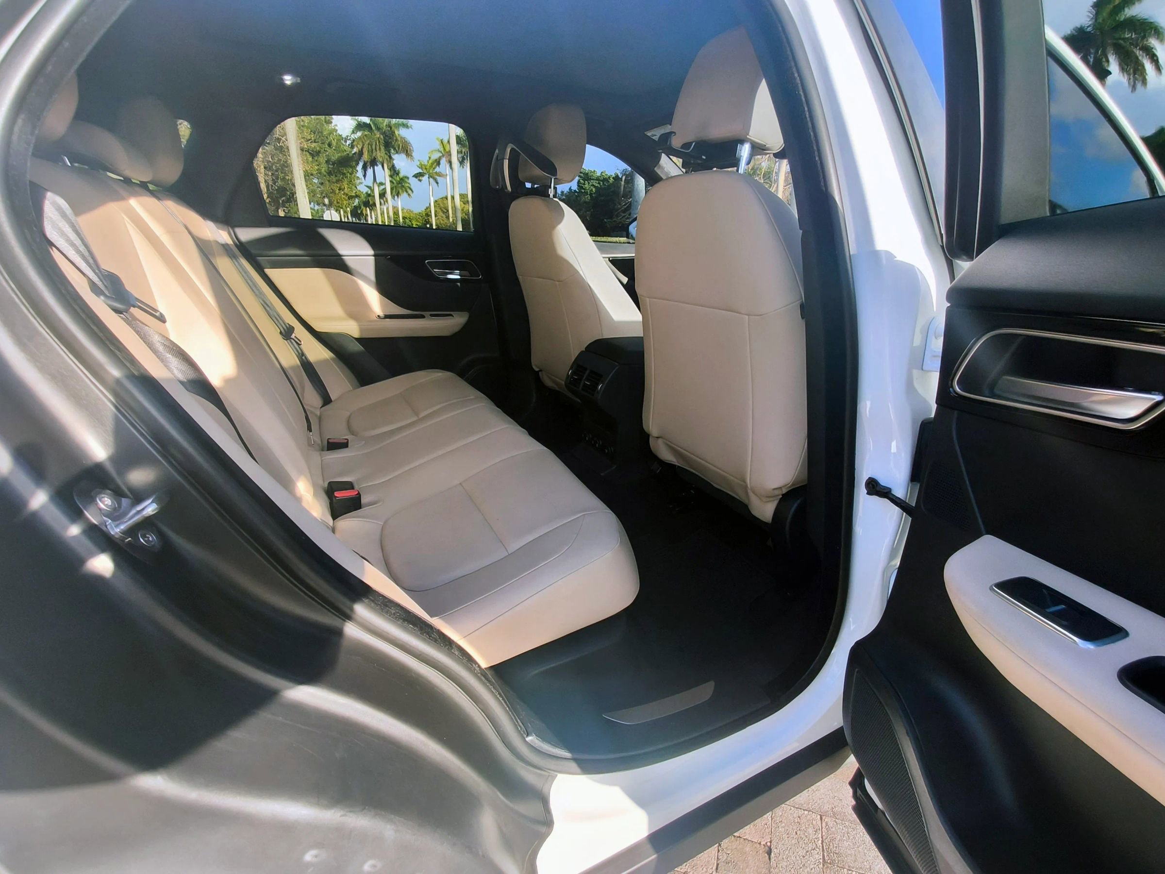 Used 2019 Jaguar F-PACE Premium image 31