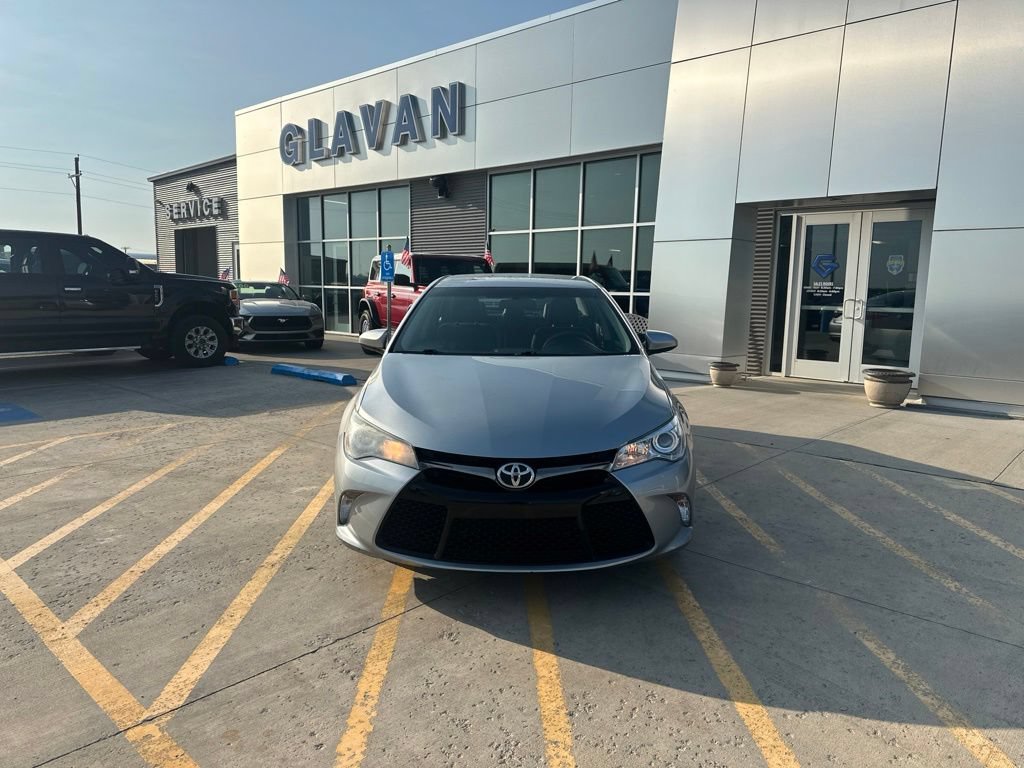 Used 2015 Toyota Camry SE FWD image 2