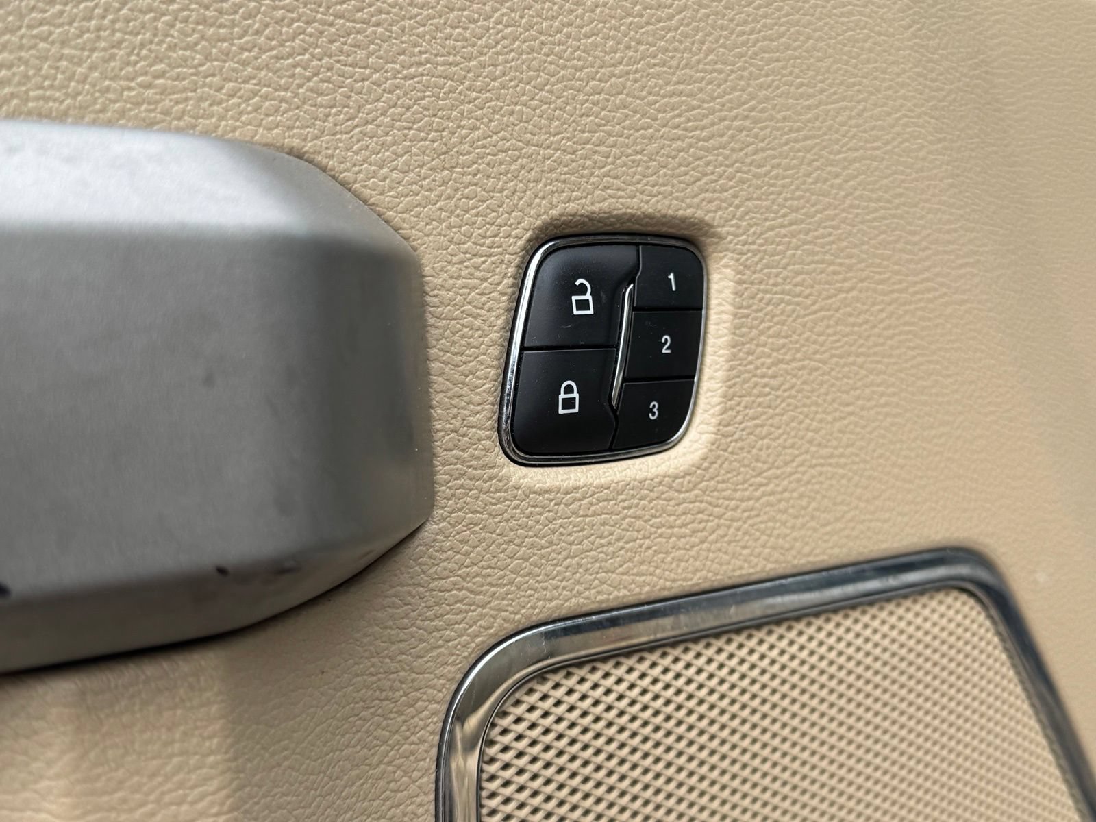 Used 2019 Ford F150 Lariat w/ Equipment Group 502A Luxury AWD/4WD image 14