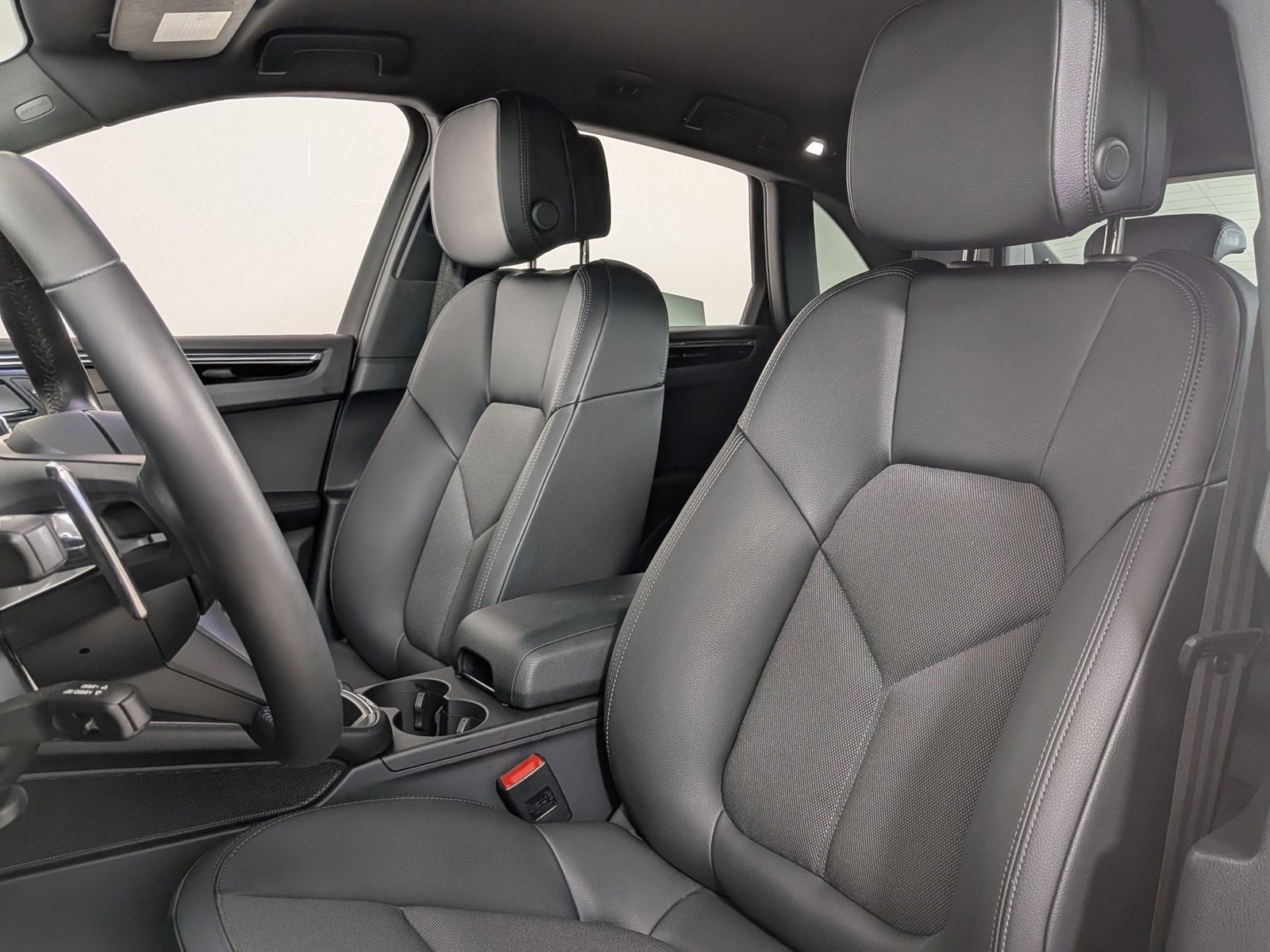 Certified 2025 Porsche Macan Turbo AWD/4WD image 5