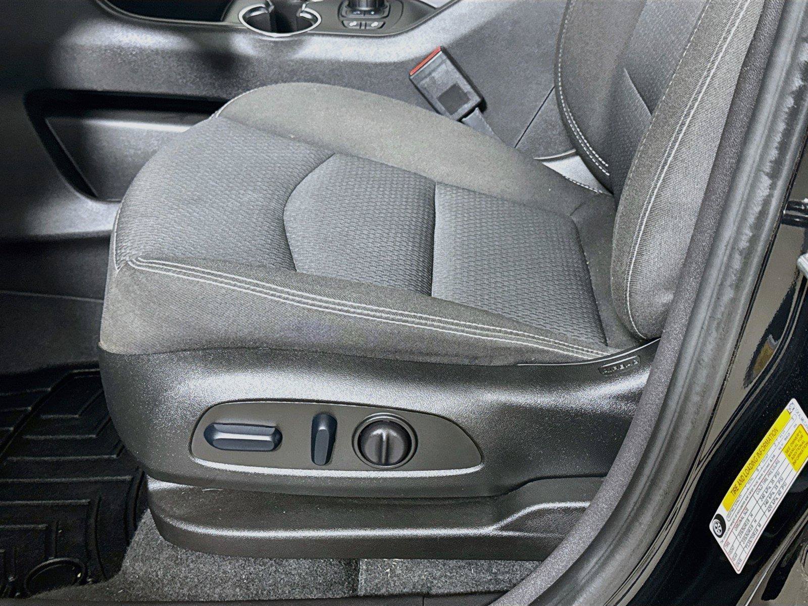 Used 2024 GMC Terrain SLE w/ Driver Convenience Package FWD image 17