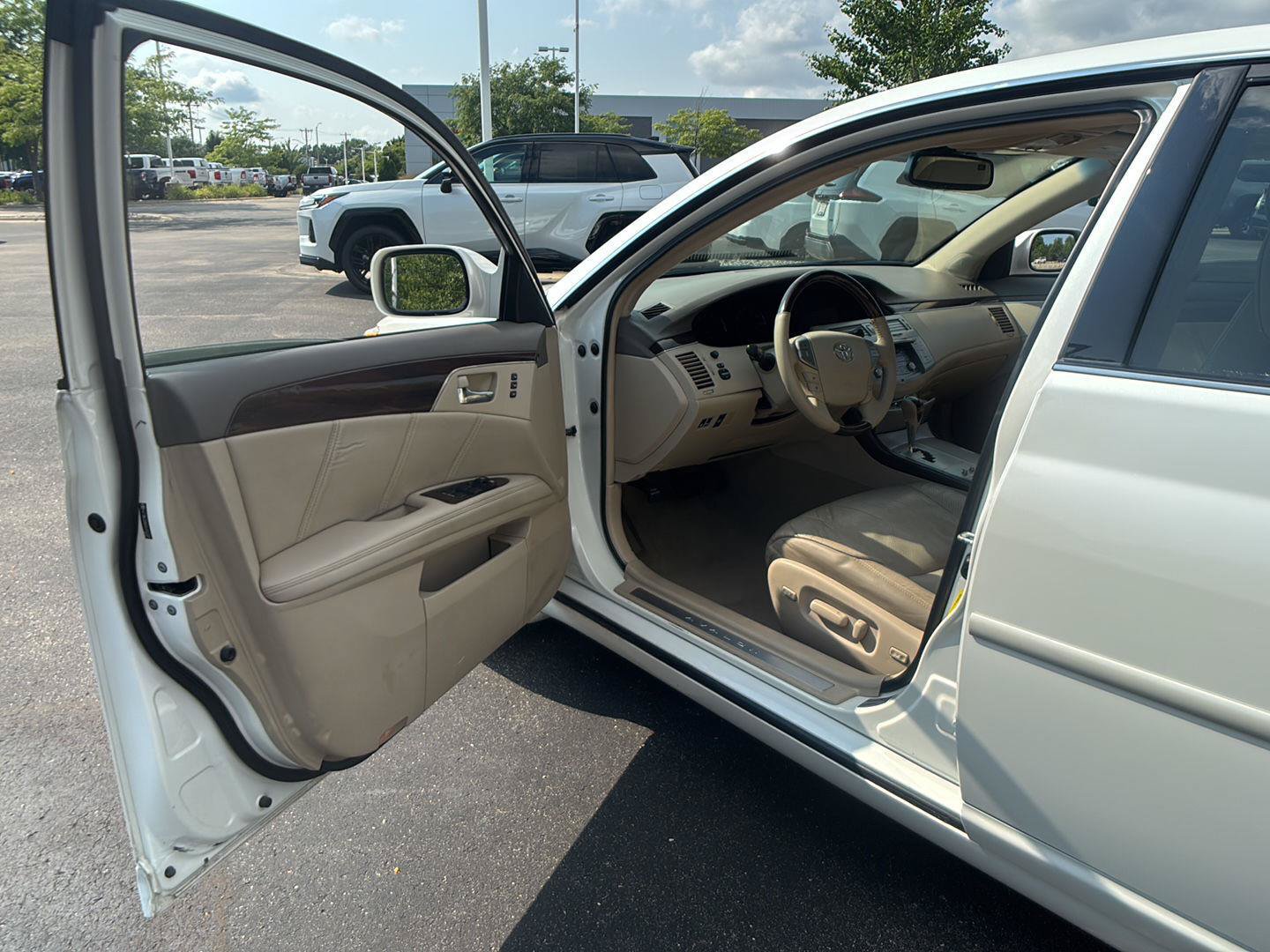 Used 2010 Toyota Avalon Limited FWD image 2