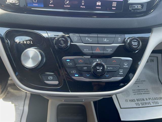 Used 2024 Chrysler Pacifica Touring-L FWD image 25